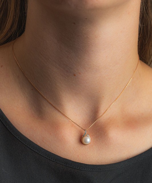 Кольцо из золота с жемчуг и бриллиантами