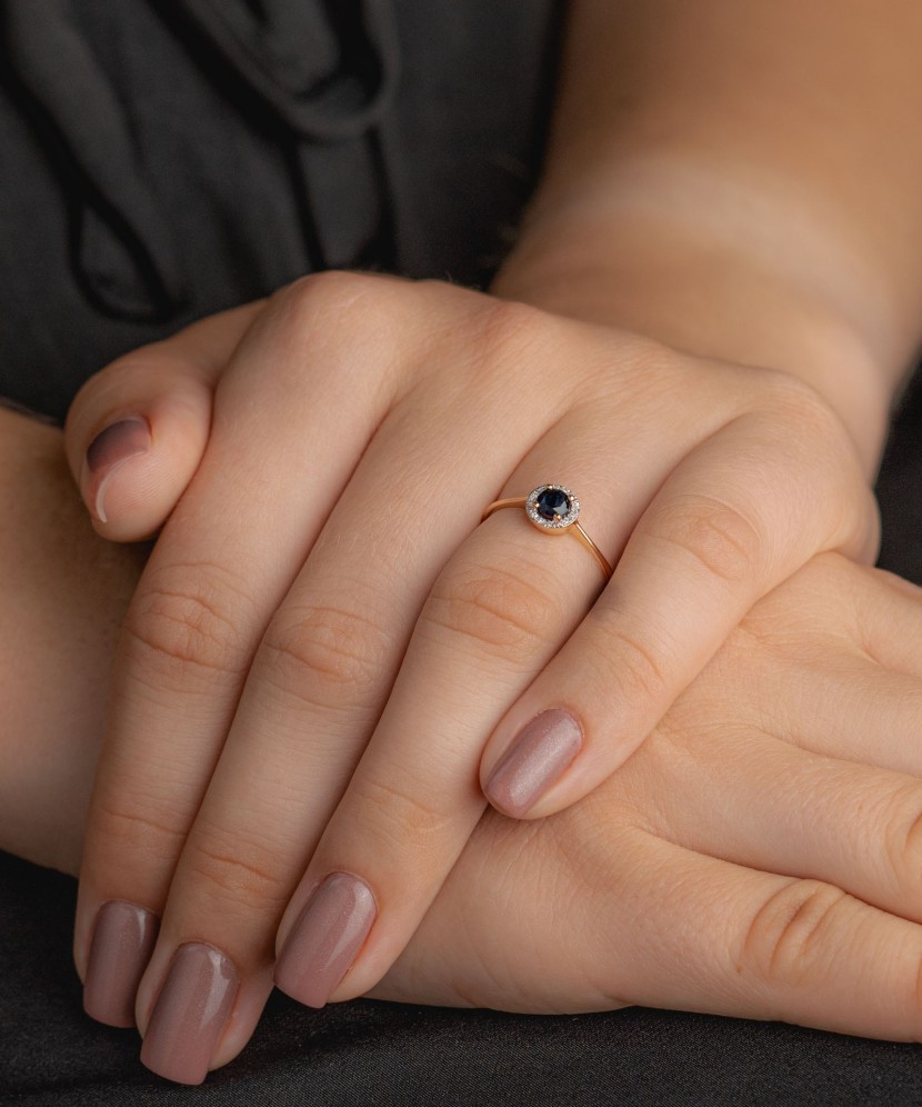 Zelta gredzens ar safīru un dimantiem