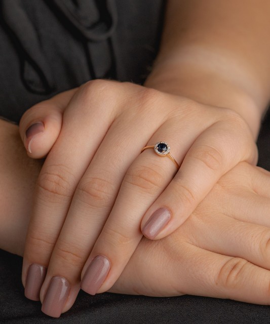 Золотое кольцо с сапфиром и алмазами