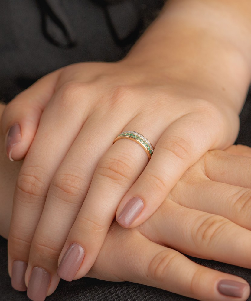 Zelta gredzens ar dimantiem un smaragdiem