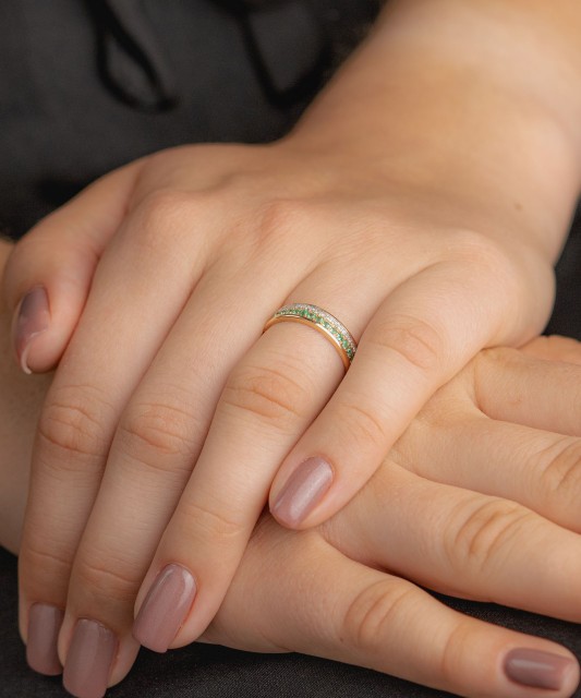 Золотое кольцо с алмазами и изумрудами