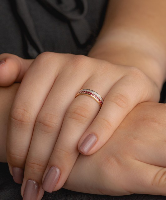 Zelta gredzens ar dimantiem un rubīniem