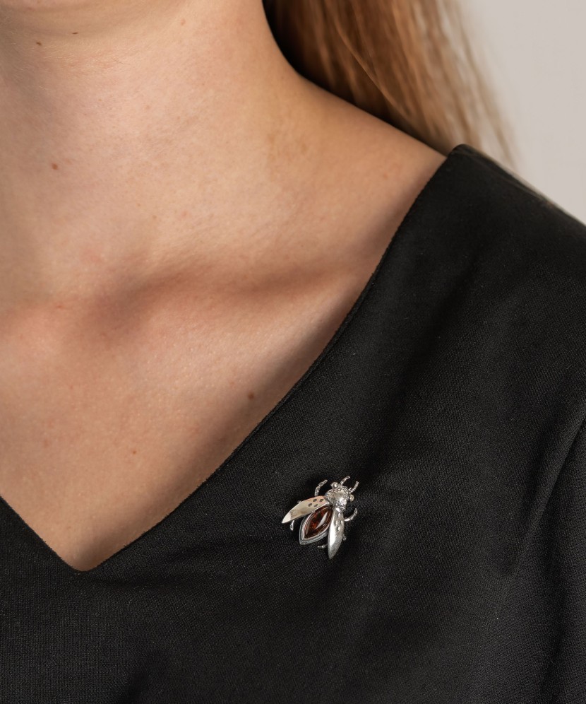 Sudraba sakta ar dzintaru