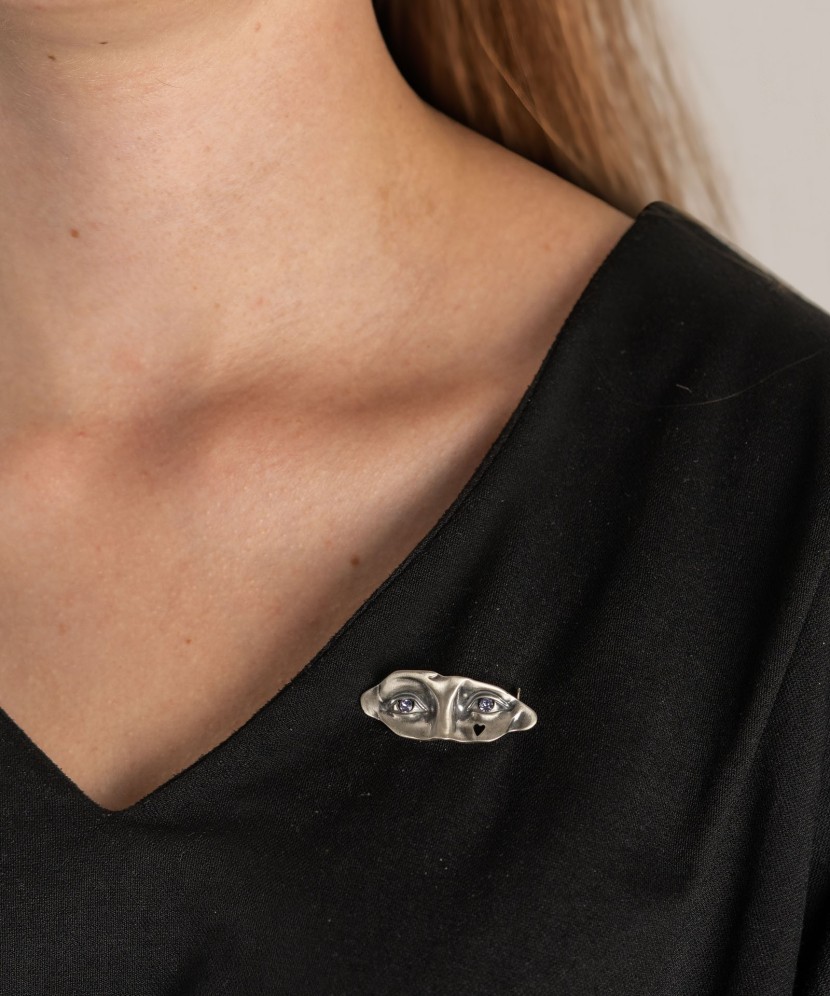 Серебряная брошь с цирконом