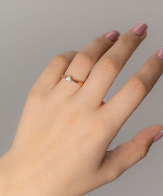 Кольцо из золота с бриллиантом