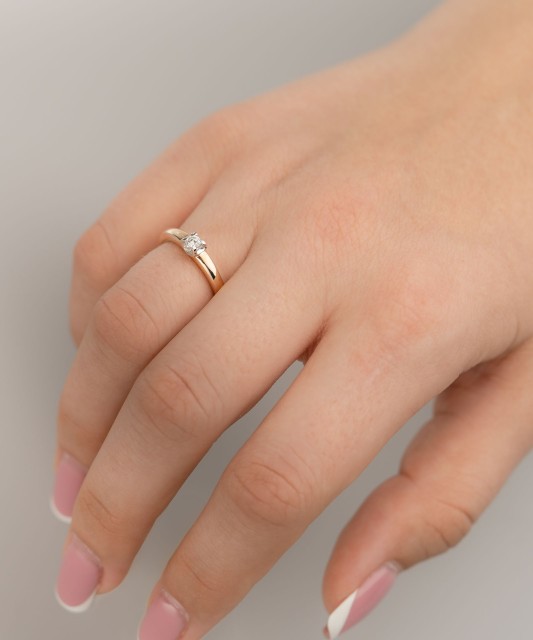 Золотое кольцо с бриллиантом 0,11ct