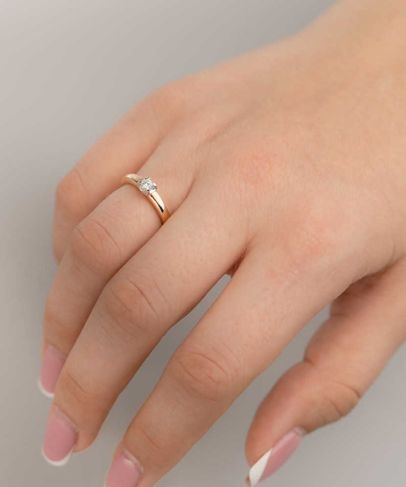 Золотое кольцо с бриллиантом 0,084ct