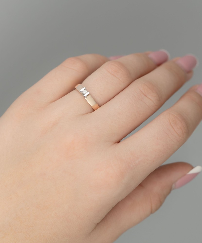 Золотое кольцо с бриллиантом 0,048ct