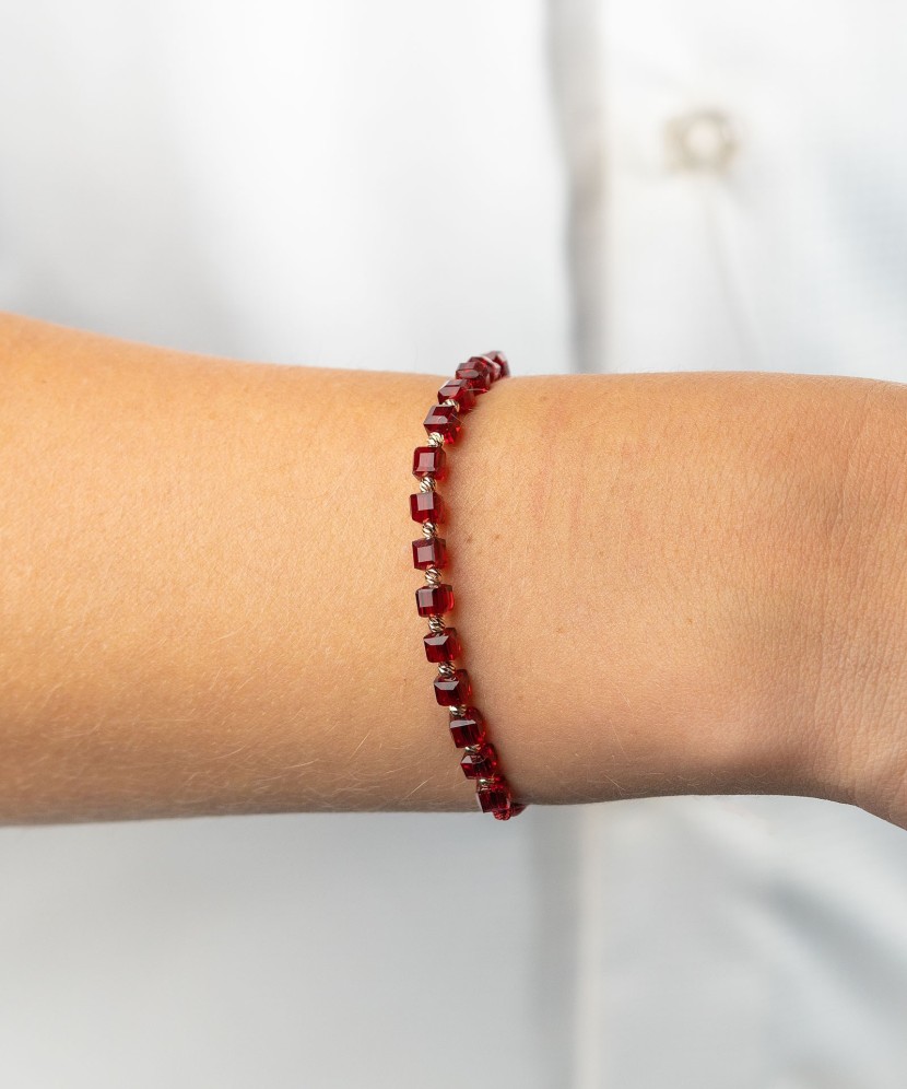 Браслет из красной нити с золотом и ониксом