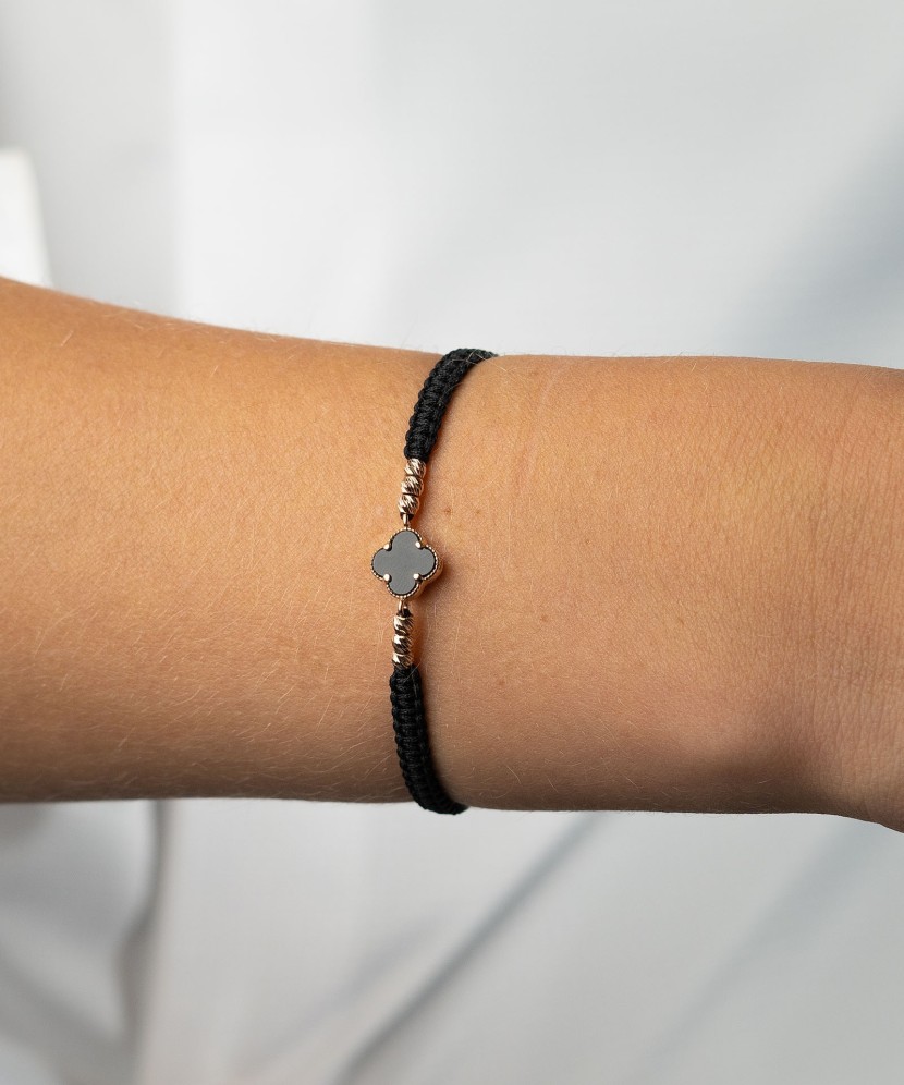 Sarkanā diega rokassprādze ar zeltu un oniksiem