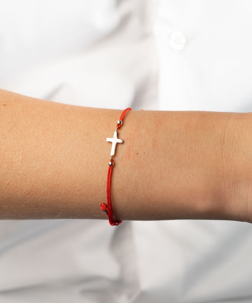 Sarkana diega rokassprādze ar zelta piekariņu "Krustiņš"