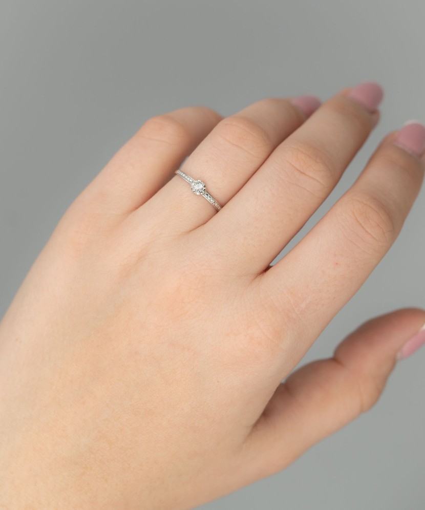 Кольцо из белого золота с алмазами