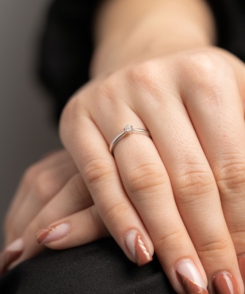 Кольцо из белого золота с бриллиантом