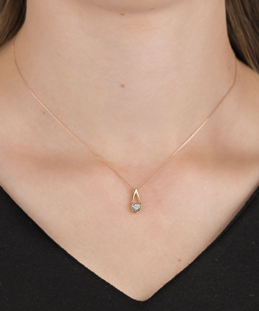 Золотая цепочка с бриллиантовым подвеской