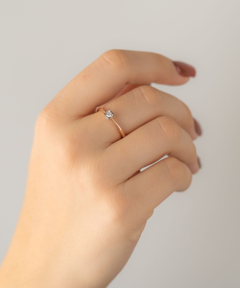 Золотое кольцо с алмазом