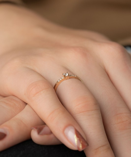 Zelta gredzens ar cirkonijiem