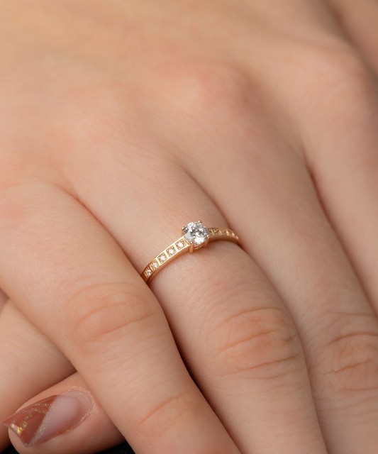 Золотое кольцо с цирконами