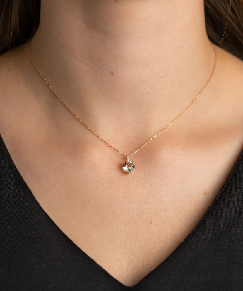 Подвеска из желтого золота с зеленым аметистом и бриллиантами "Сердце"