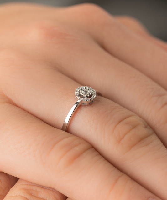 Кольцо из белого золота с алмазами