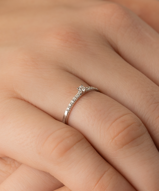 Baltā zelta gredzens ar dimantiem