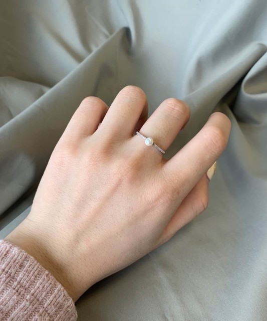 Sudraba gredzens ar pērlēm un cirkonijiem