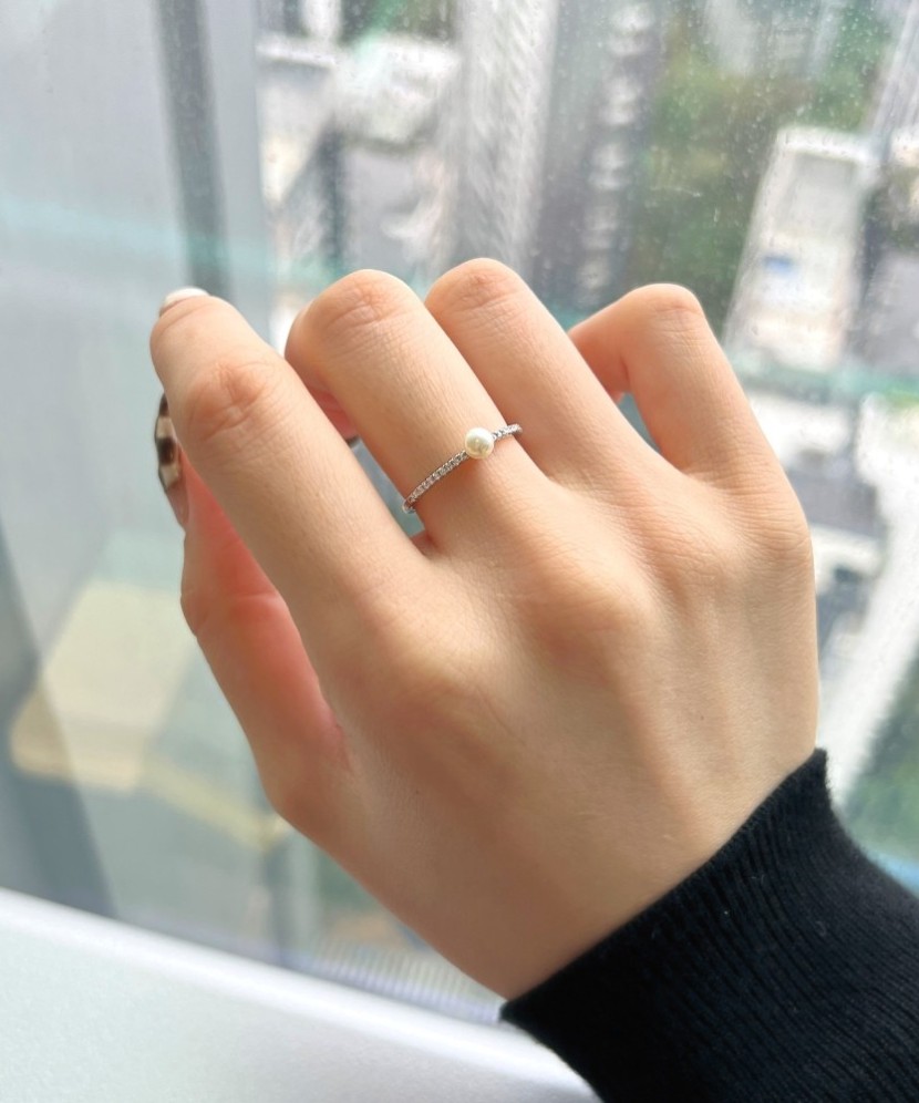 Серебряное кольцо с жемчугом и цирконами