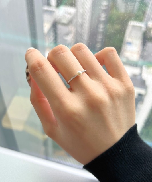 Серебряное кольцо с жемчугом и цирконами