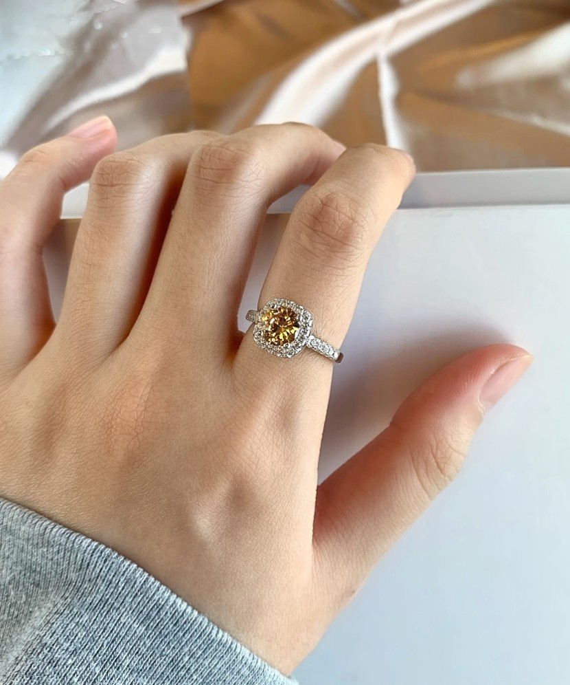 Серебряное кольцо с цирконами