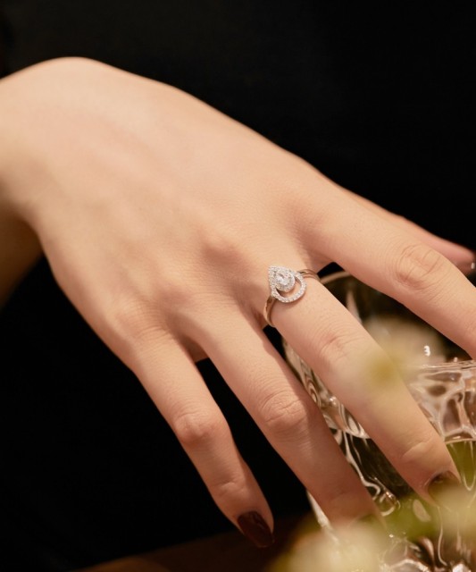 Серебряное кольцо с цирконами