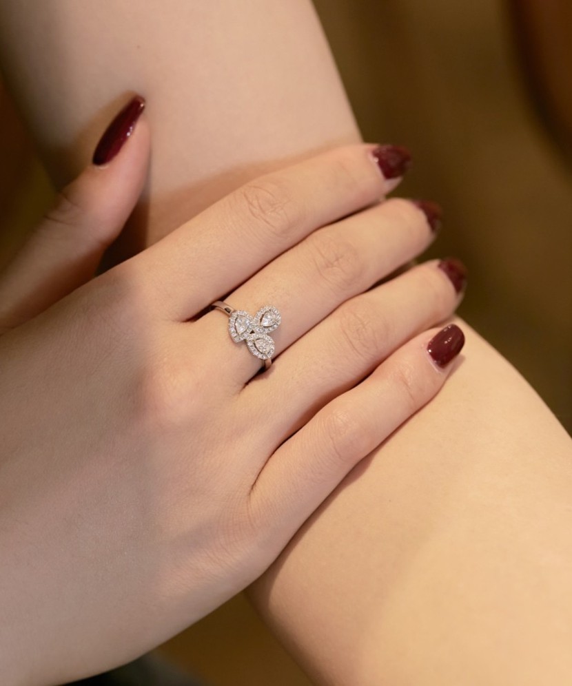 Серебряное кольцо с цирконами