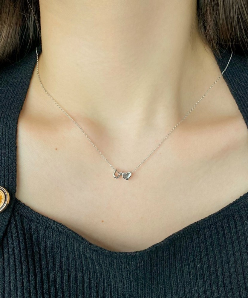 Серебряная цепочка с подвеской в виде буквы U