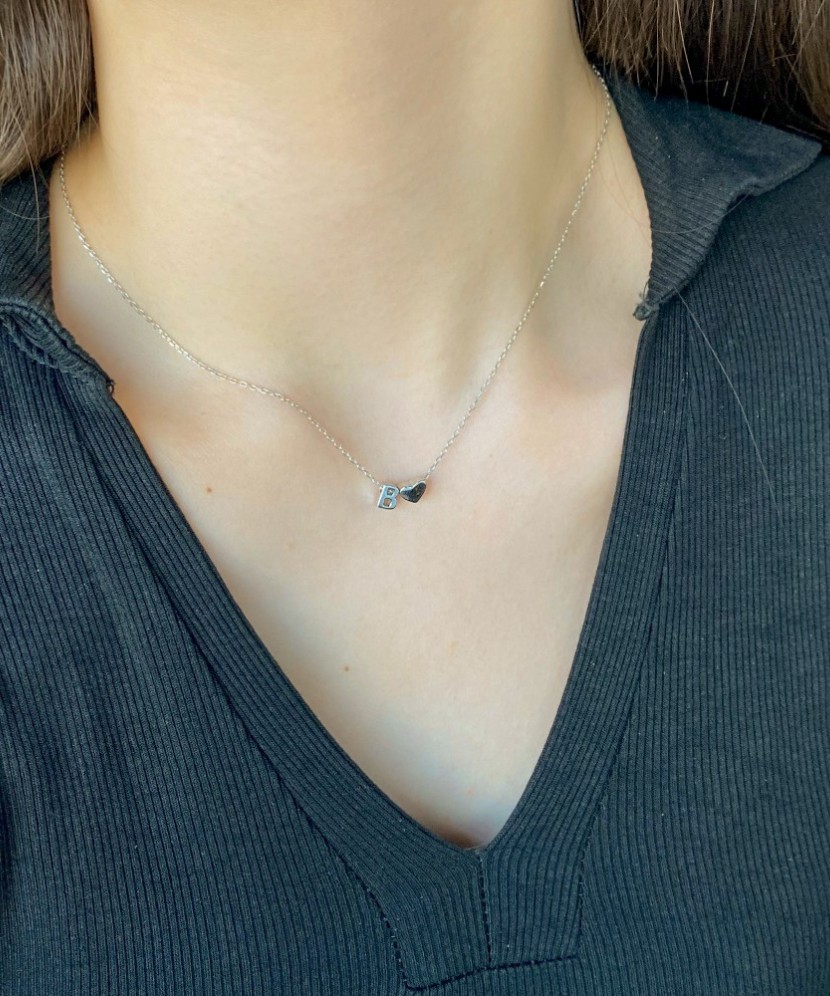 Серебряная цепочка с подвеской в виде буквы B