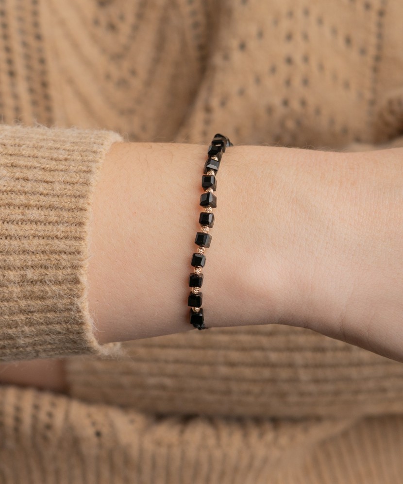 Браслет из чёрной нити с золотом и ониксами