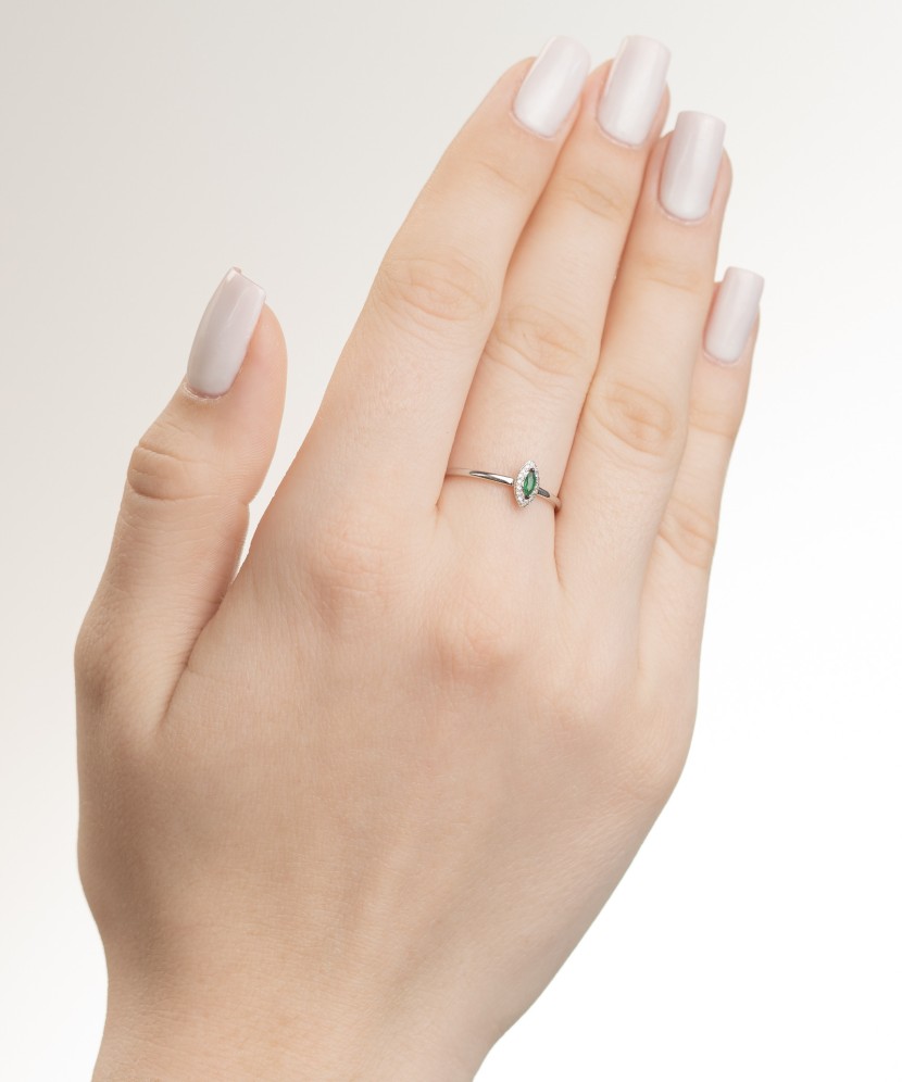 Кольцо из белого золота с изумрудом и бриллиантами