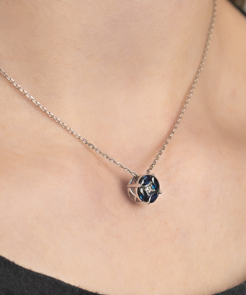 Подвеска из белого золота с бриллиантами и сапфирами