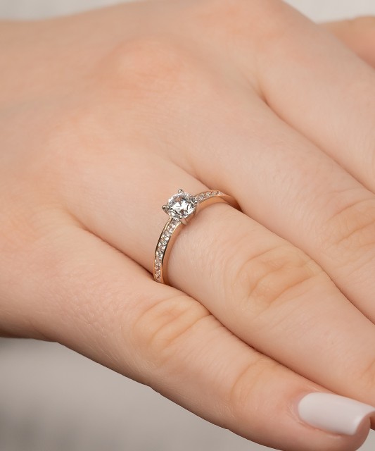 Золотое кольцо с цирконами