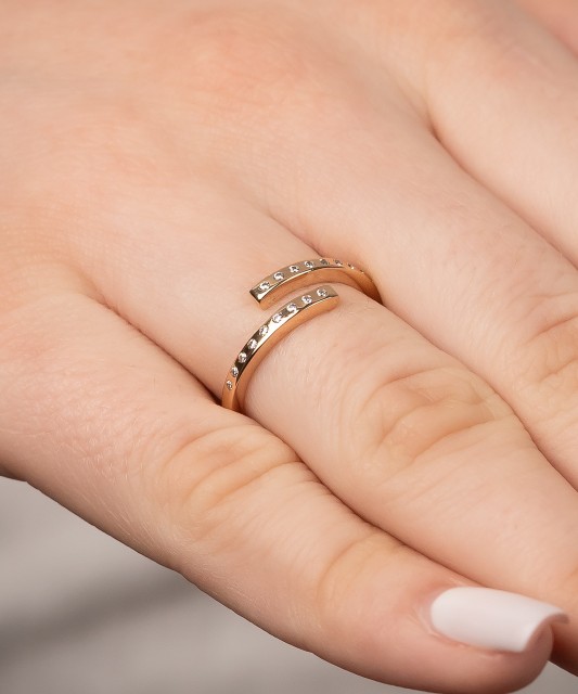 Золотое кольцо с цирконами