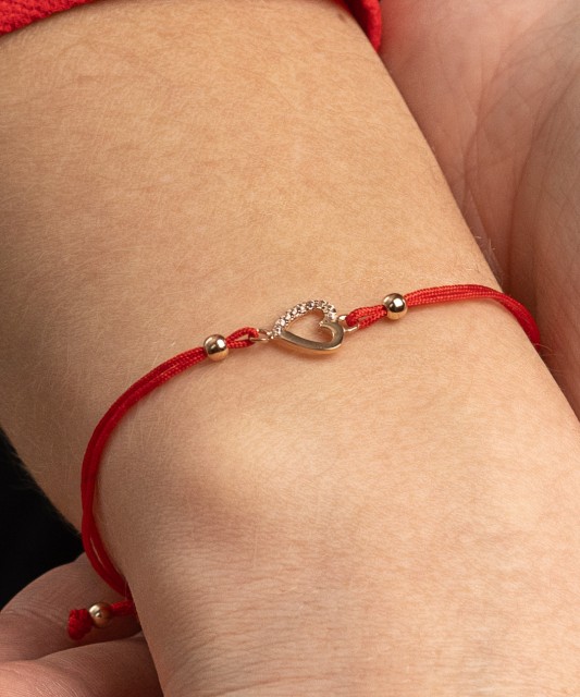 Браслет из красной нити с золотой подвеской "Сердечко"