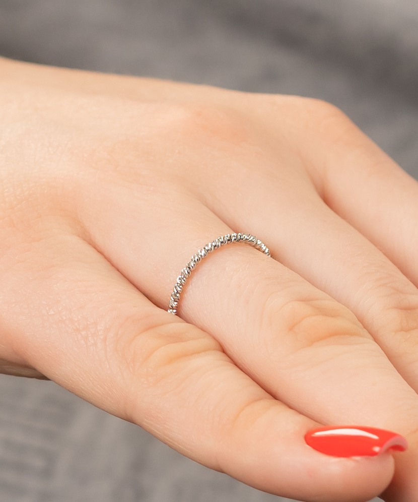 Baltā zelta gredzens