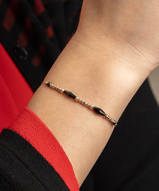 Zelta rokassprādze ar oniksu