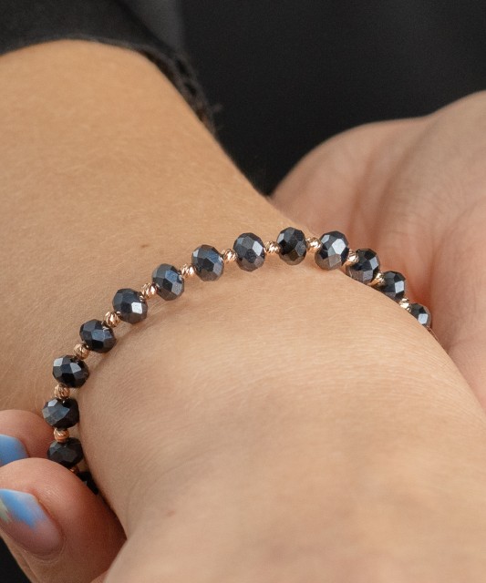 Melnā diega rokassprādze ar zeltu un oniksiem