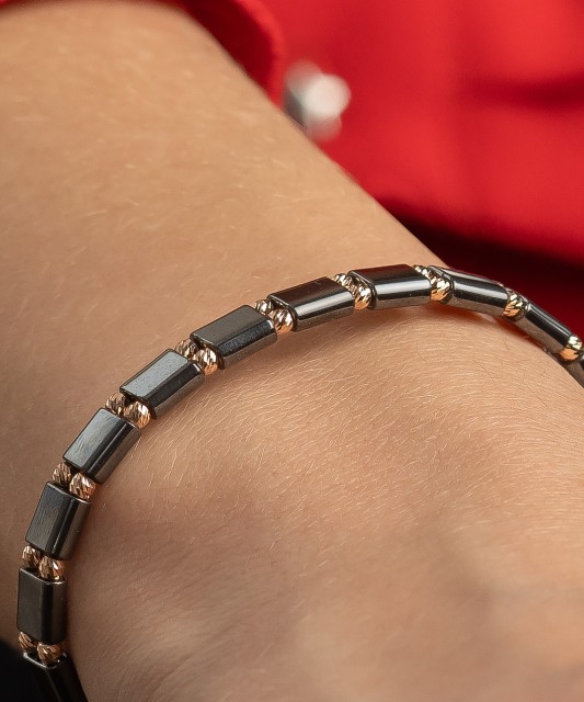 Melnu Dienu Rokassrpādze Ar Zeltu Un Hematītiem