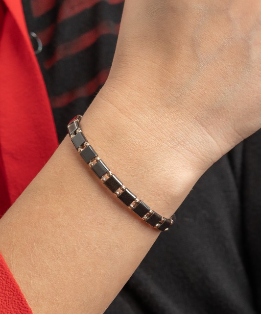 Melnu Dienu Rokassrpādze Ar Zeltu Un Hematītiem