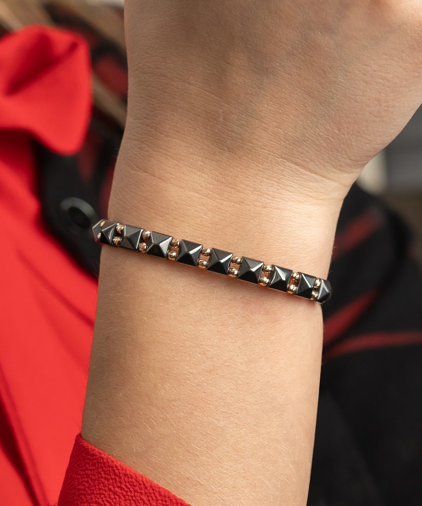 Melnu Dienu Rokassrpādze Ar Zeltu Un Hematītiem