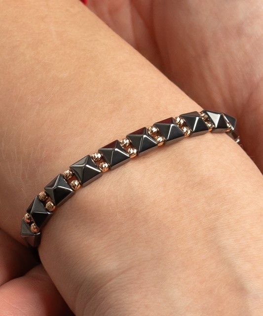 Melnu Dienu Rokassrpādze Ar Zeltu Un Hematītiem