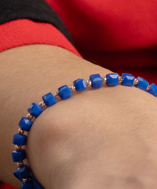 Zilā diega rokassprādze ar zeltu un oniksiem