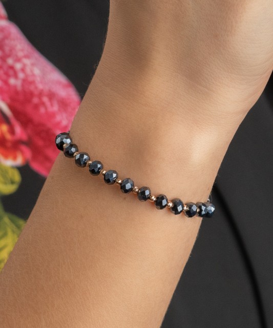 Melnā diega rokassprādze ar zeltu un oniksiem