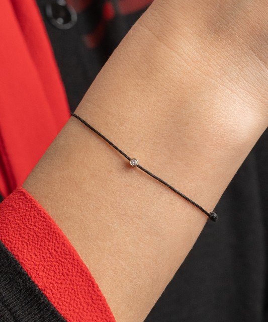 Melnā  diega rokassprādze ar zelta briljanta piekariņu 0.03ct