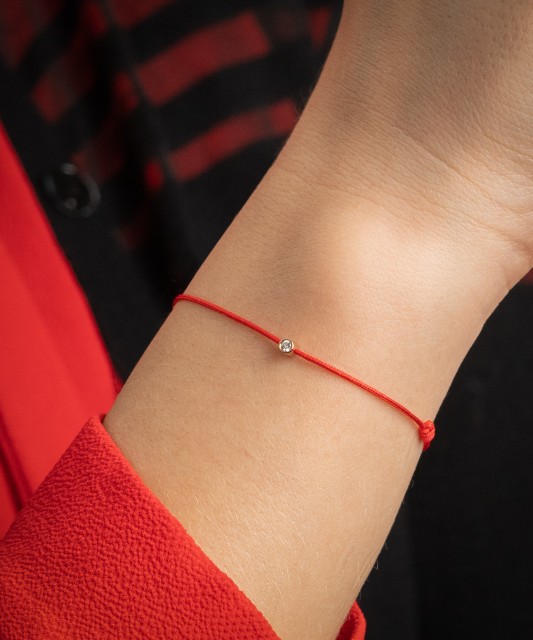 Sarkana diega rokassprādze ar zelta briljanta piekariņu 0.05ct - Go...