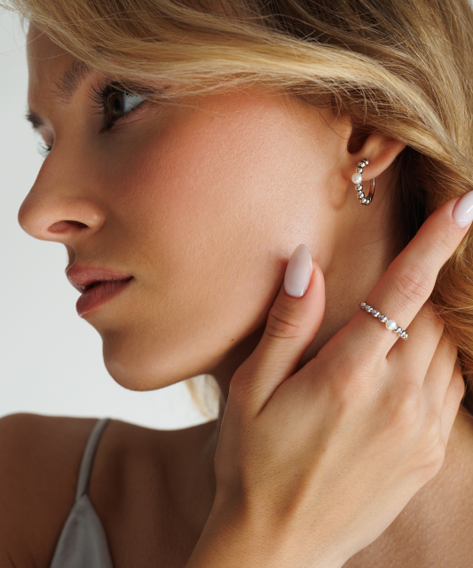 Серебряное кольцо с жемчугом и цирконами